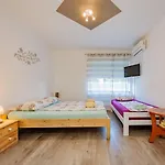 Crowonder Lucky Holiday House With Pool And Patio 30 Meters From The Beach