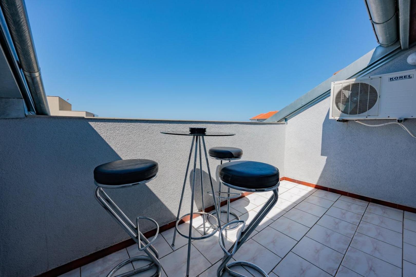 Crowonder Lucky House With Pool And Patio 30 Meters From The Apartament