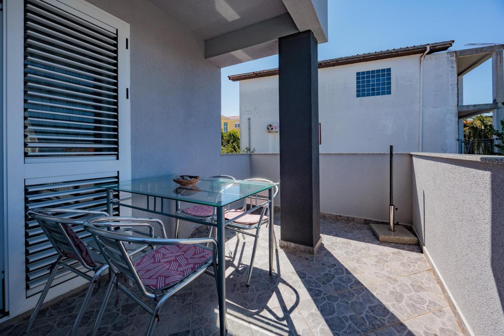 Crowonder Lucky House With Pool And Patio 30 Meters From The *