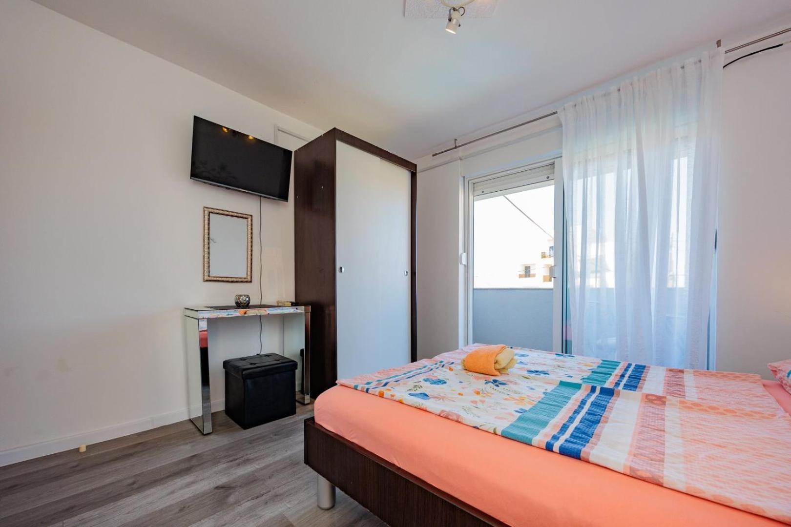 Crowonder Lucky House With Pool And Patio 30 Meters From The