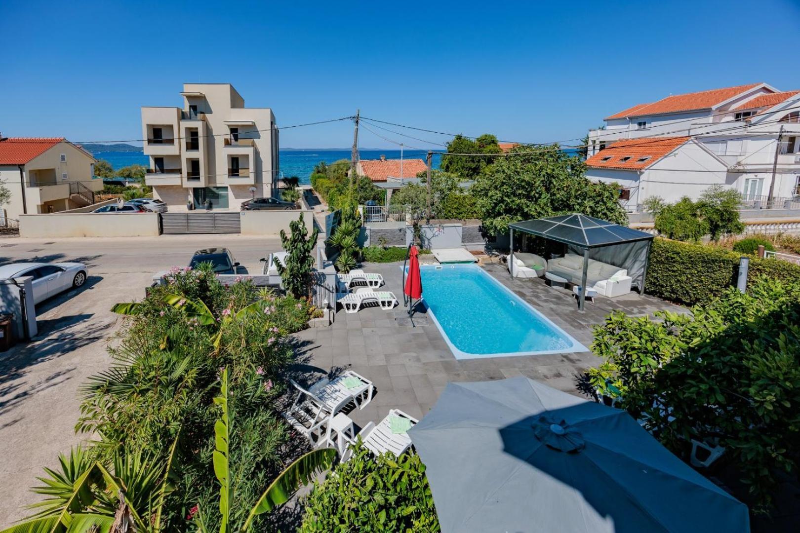 Apartment Crowonder Lucky House With Pool And Patio 30 Meters From The